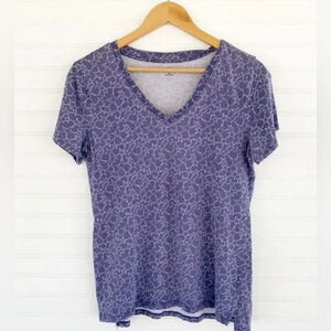 A.n.a NWT Navy & White graphic stars V-neck, short sleeve top. Side Hem splits